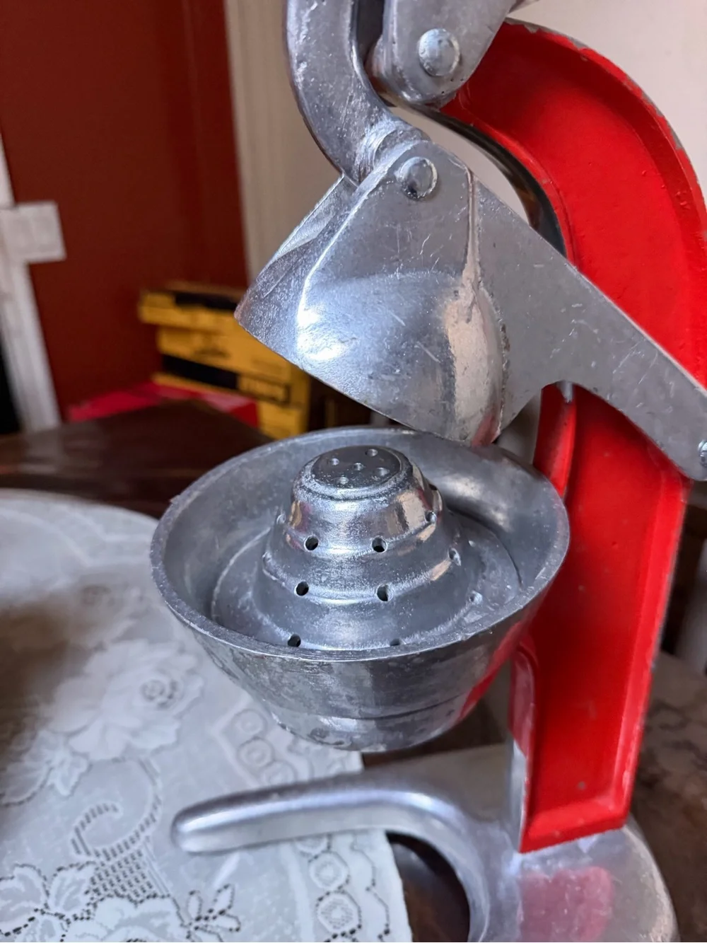 Manual Citrus Juicer Press - Red & silver . Esprimidor de naranjas .